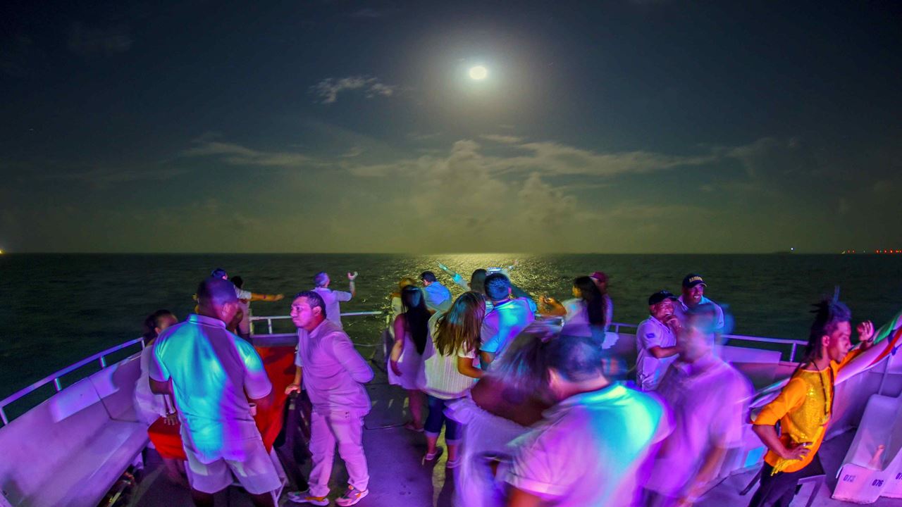 White Night On A Catamaran foto 3