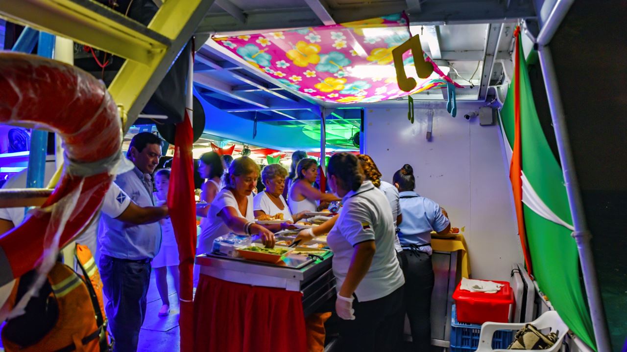 White Night On A Catamaran foto 2