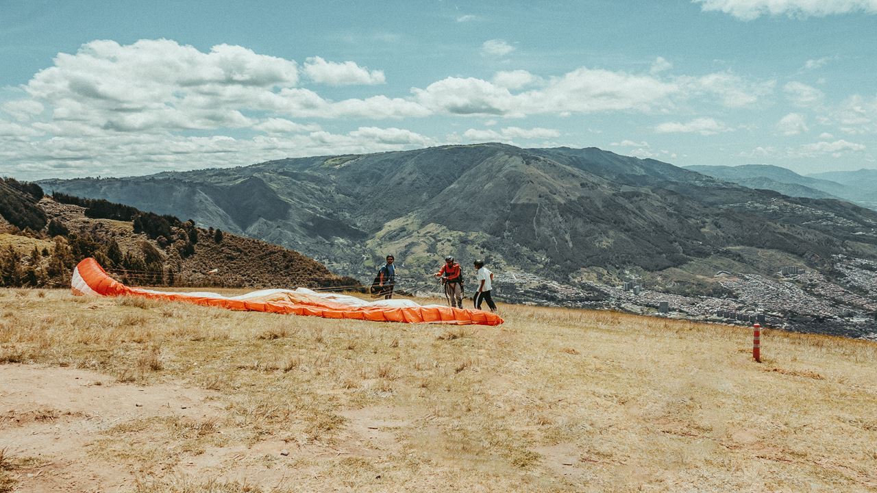 Fly Over Medellín In Paragliding foto 3