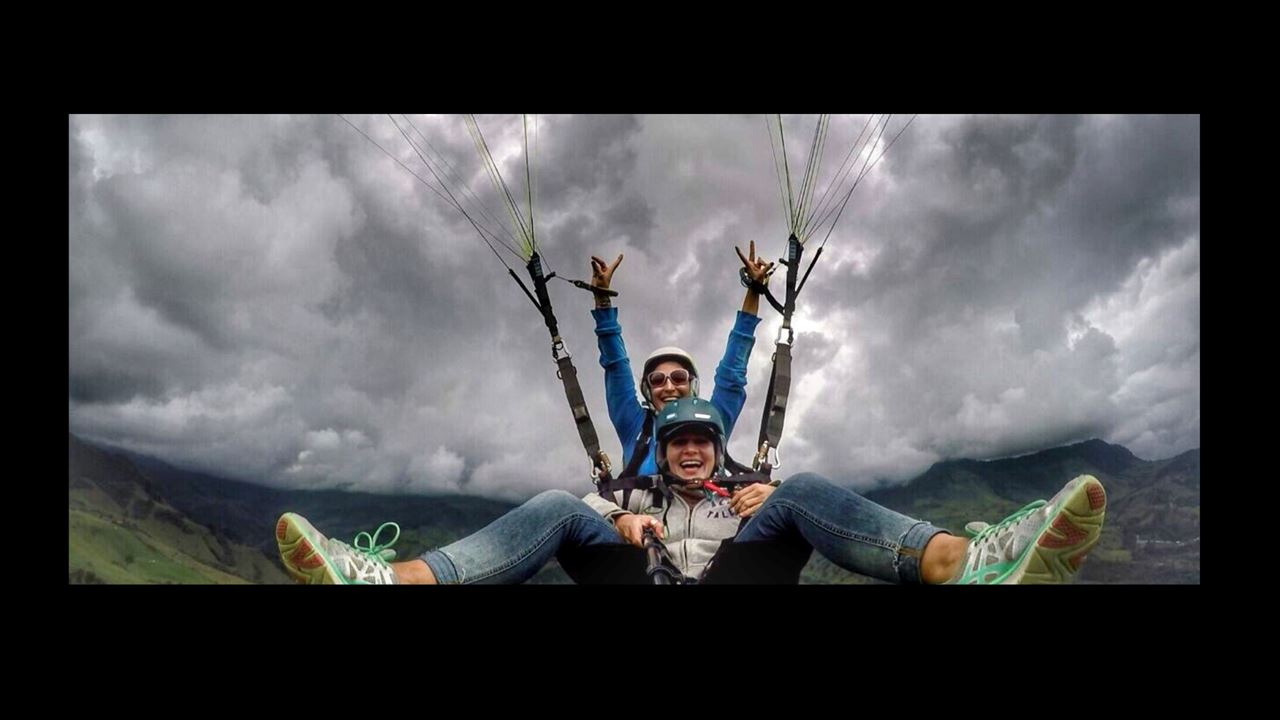 Fly Over Medellín In Paragliding foto 5