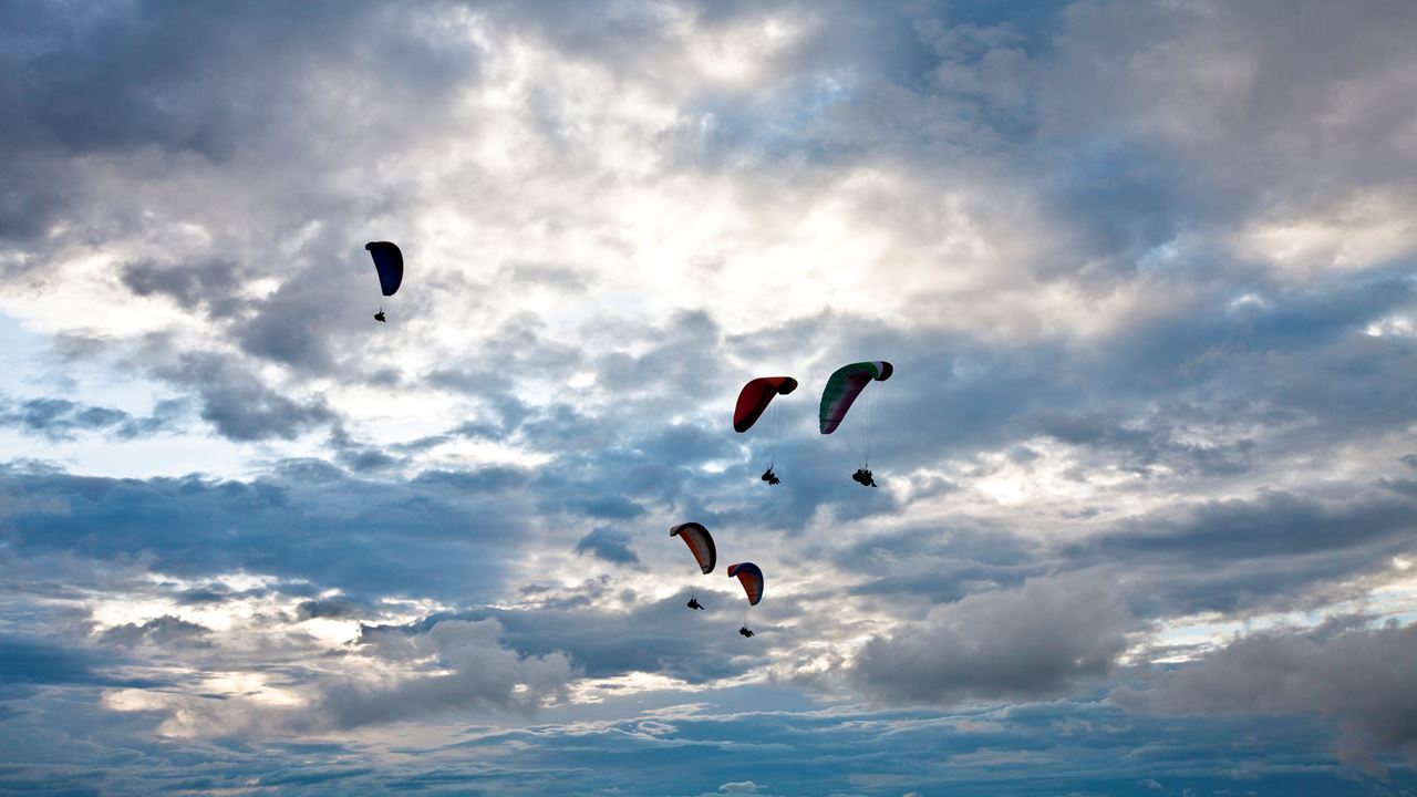 Fly Over Medellín In Paragliding foto 1