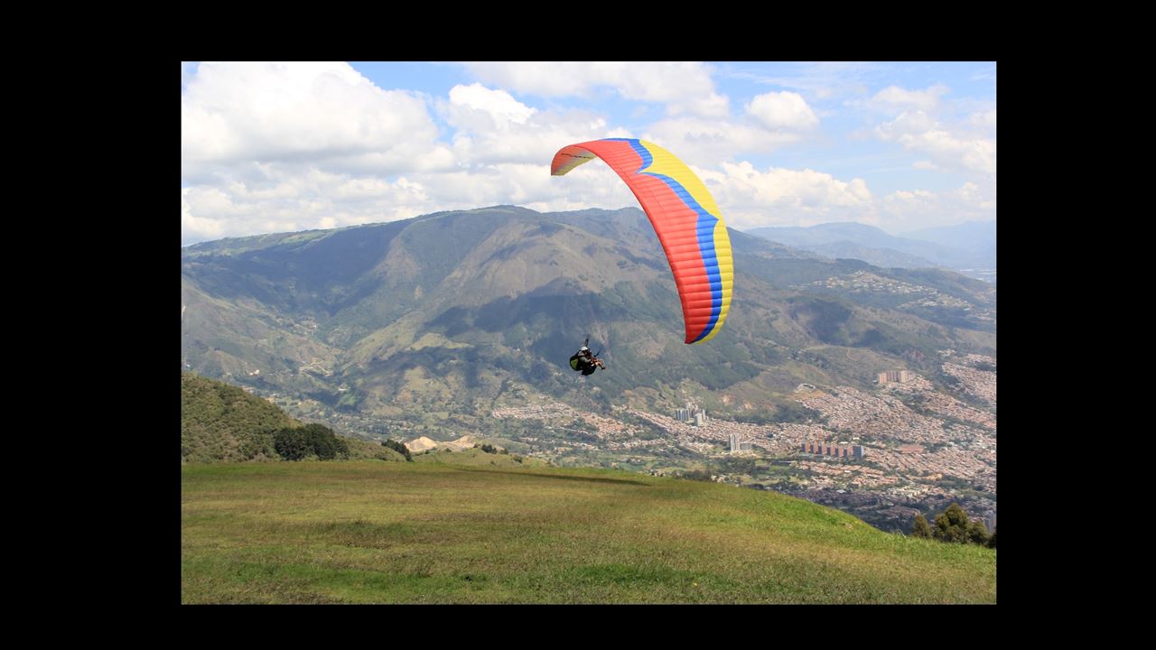 Fly Over Medellín In Paragliding foto 7