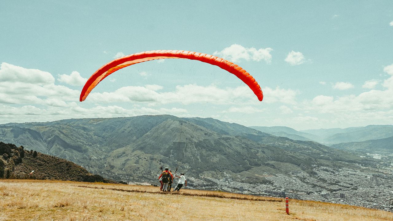 Fly Over Medellín In Paragliding foto 2