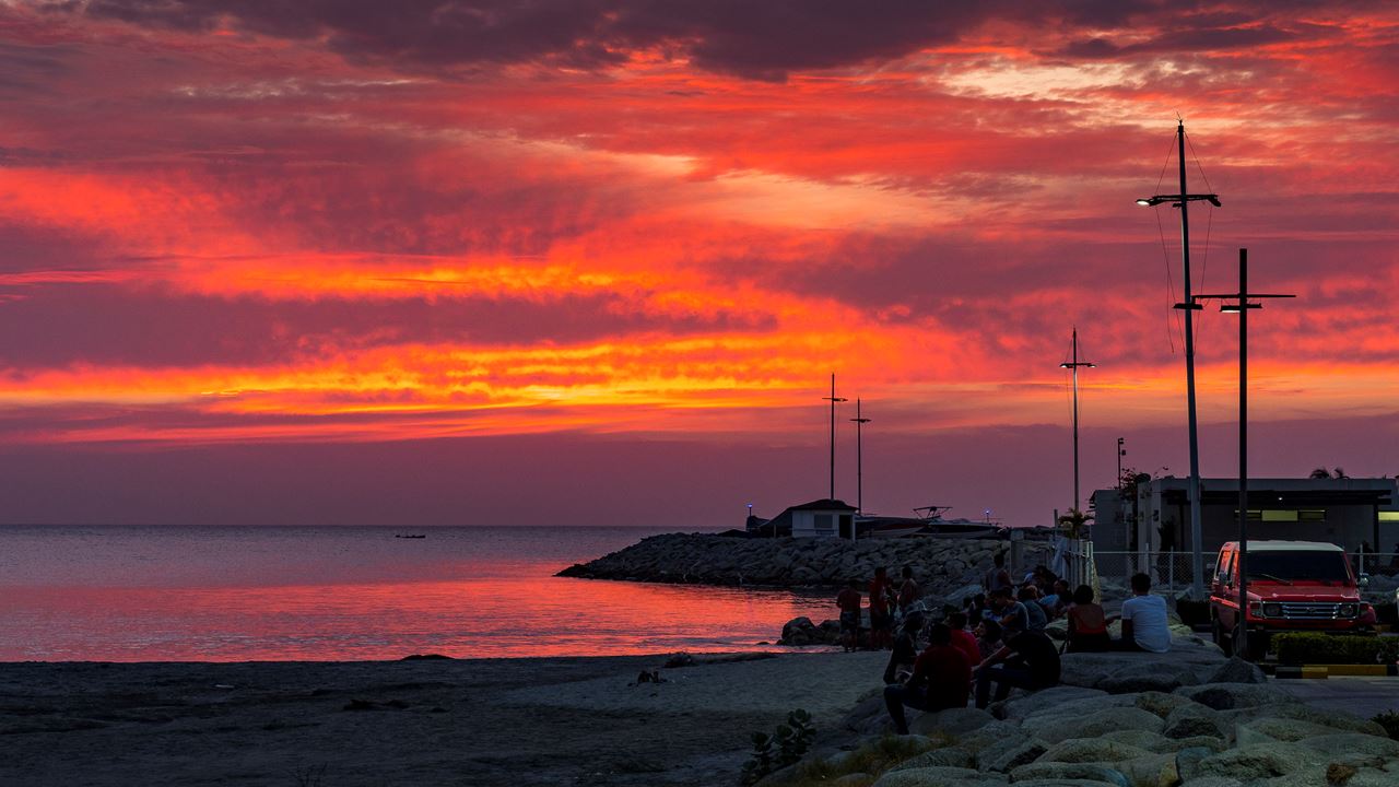 Paseo En Velero Al Atardecer